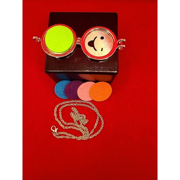 Aromatherapy Essential Oil Diffuser Necklace Locket Pendant 5 Refill Pads - Picture 5 of 6